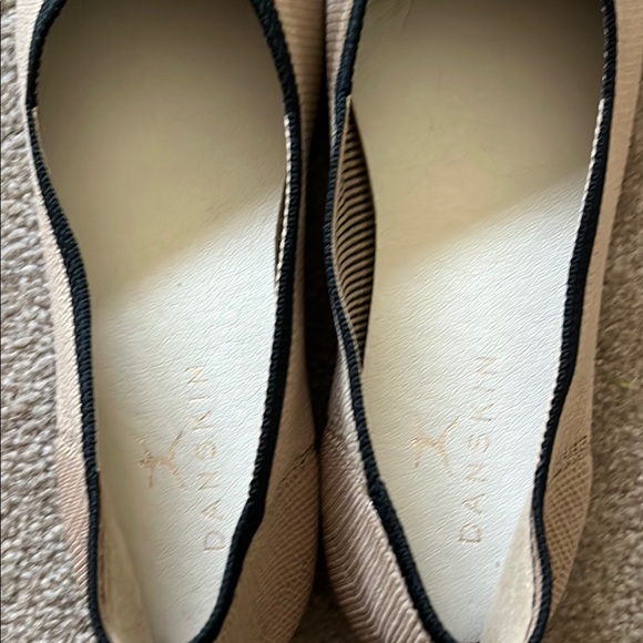 Danskin Tan and Black Flats with Classic Bow Detail - Picture 4 of 8